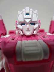 Hasbro Transformers Generations Titans Return Arcee