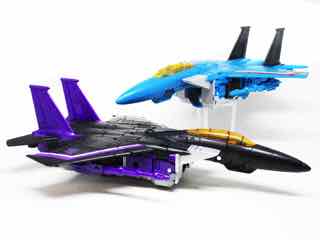 Transformers Generations War for Cybertron Earthrise Voyager Skywarp & Thundercracker Action Figure