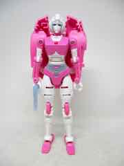 Hasbro Transformers Generations War for Cybertron Earthrise Deluxe Arcee Action Figure