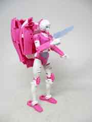 Hasbro Transformers Generations War for Cybertron Earthrise Deluxe Arcee Action Figure