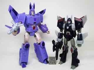 Hasbro Transformers Generations War for Cybertron Kingdom Voyager Cyclonus Action Figure