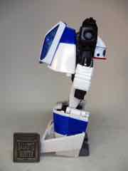 Hasbro Transformers Generations Legacy Evolution Deluxe Buzzworthy Origin Autobot Jazz Action Figure