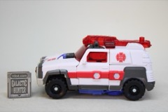 Hasbro Transformers Age of the Primes Voyager Autobot Red Alert
